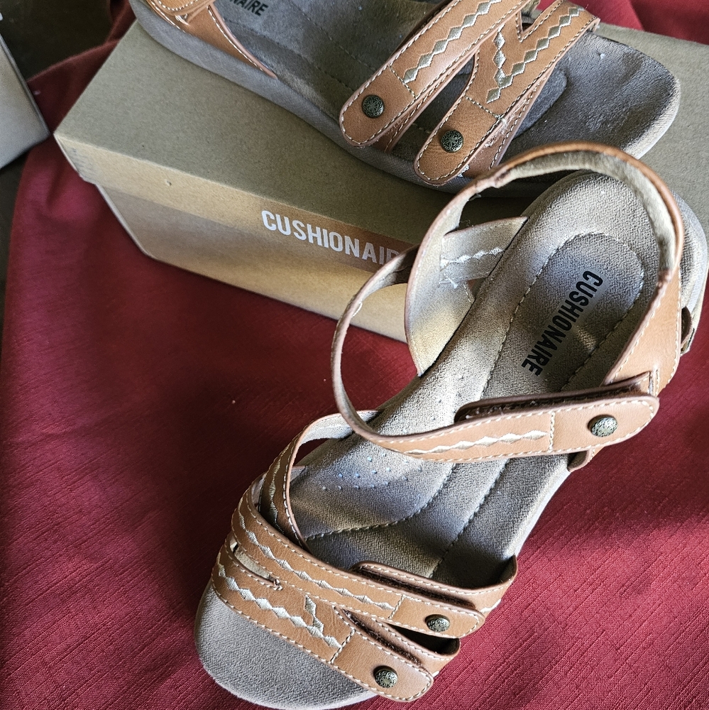 Cushionaire Adjustable Sandals 7 1/2 M